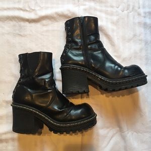 CHUNKY 90s PLATFORM BOOTS